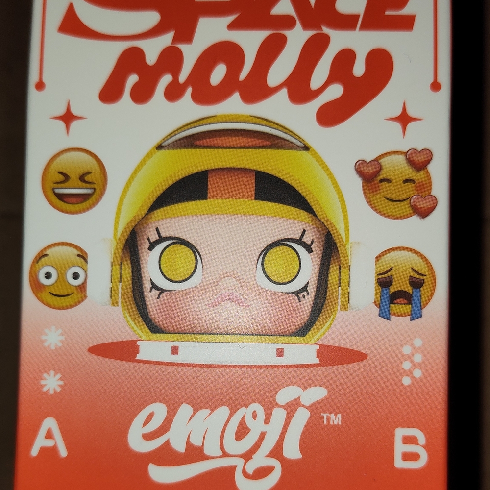 Space Molly Mega 100% Emoji Collection Figurine